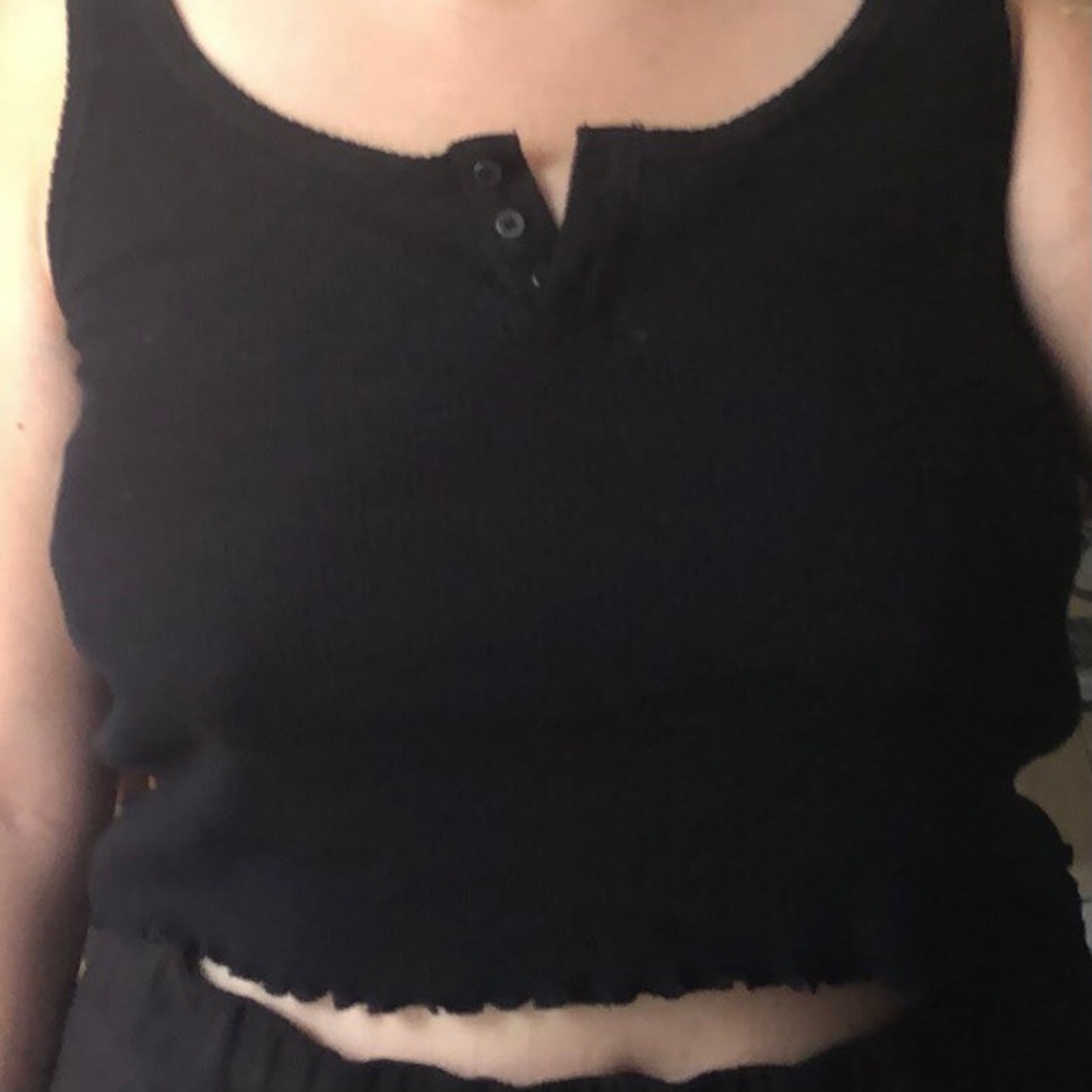 Black ruffled cropped tank top